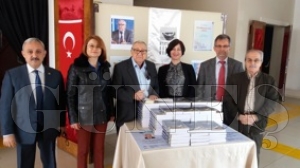 Prof. Dr. Oktay Güvemli kitabını imzaladı Prof. Dr. Oktay Güvemli kitabını imzaladı